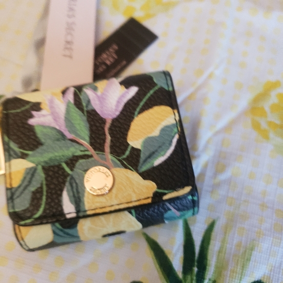 VICTORIA SECRET KEY CHAIN  EAR BUD FLORAL CASE NWT - Picture 4 of 6